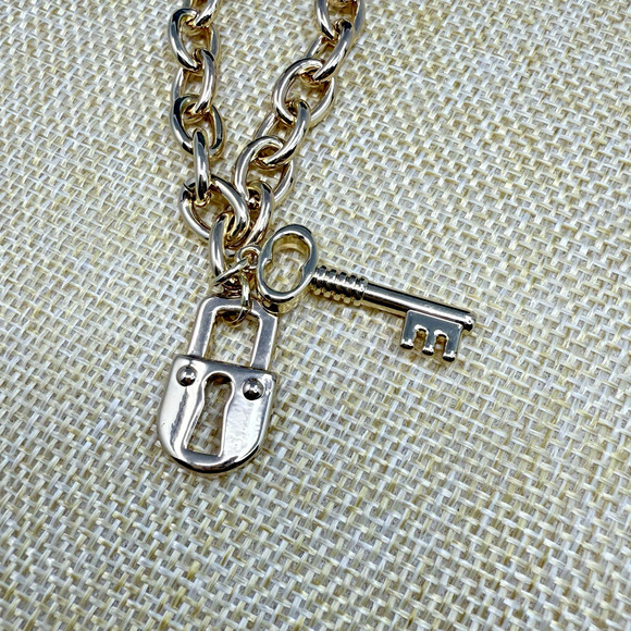 Mary Kay Gold Tone You Hold The Key and Lock Bracelet - Picture 5 of 5